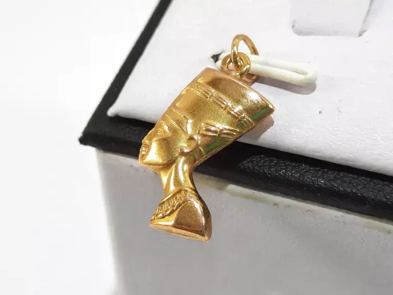 Zdjęcie Nefretete wisiorek znaczenie: odkryj tajemnice piękna i kobiecości