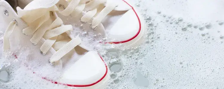 Zdjęcie Skuteczne sposoby na zmycie żółtych plam z białych butów