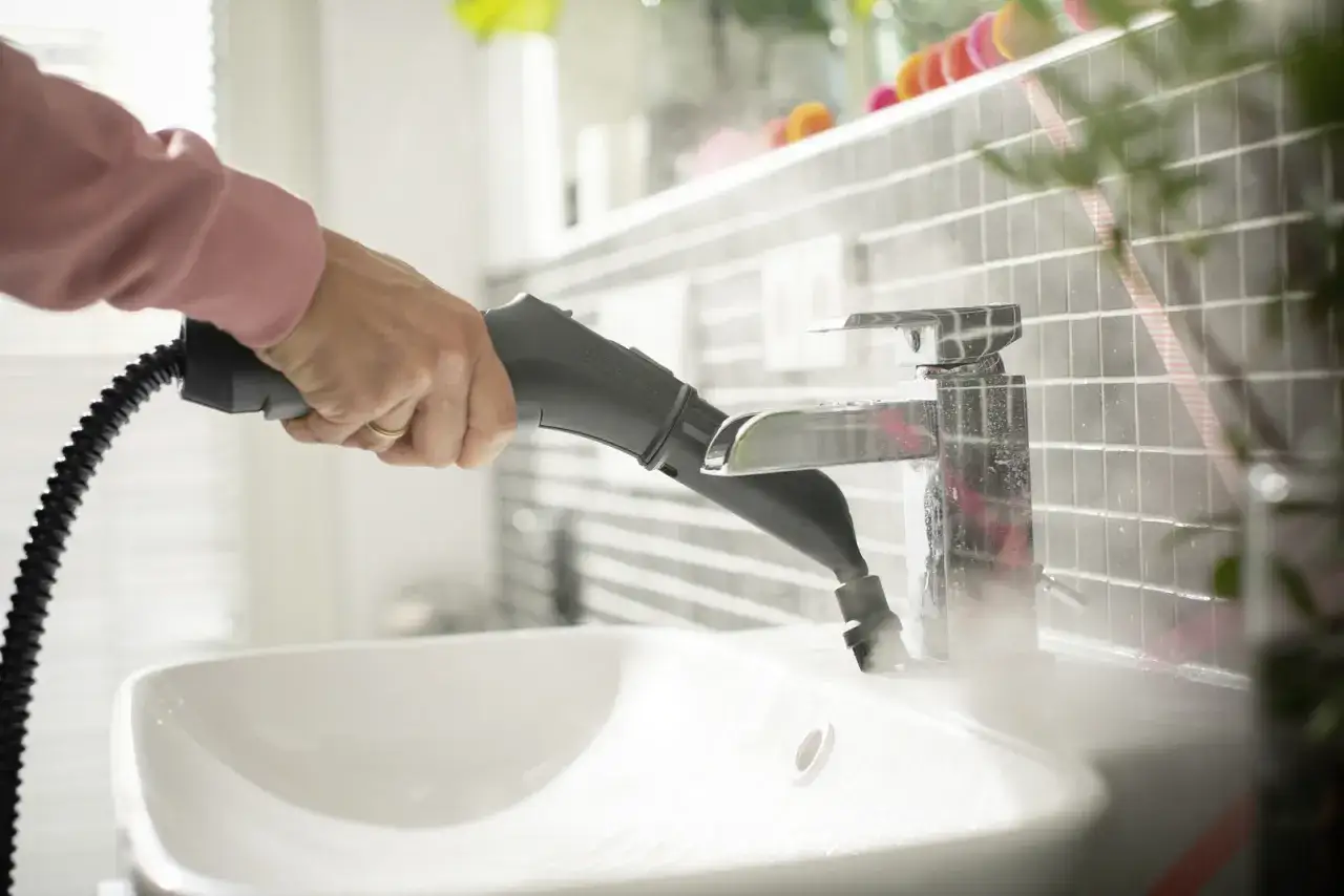 Zdjęcie Jak skutecznie usunąć kamień z rur PCV – domowe i profesjonalne metody