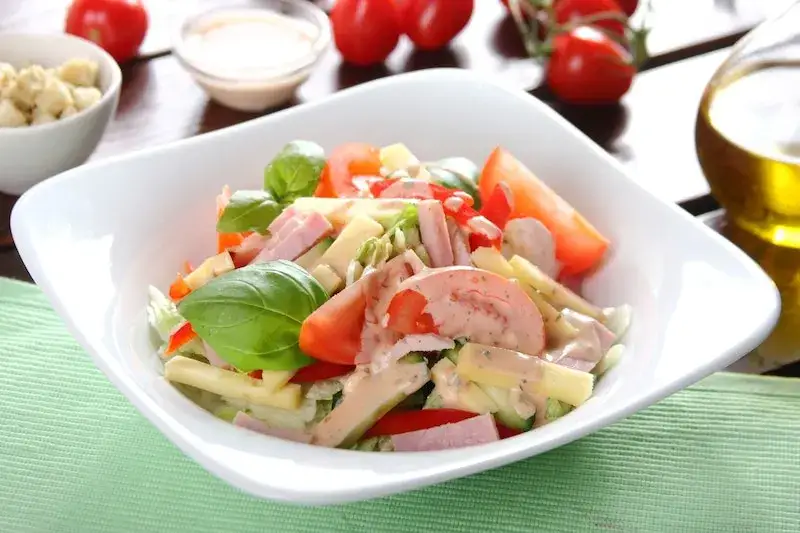 Zdjęcie Jaką szynkę do sałatki wybrać, by uniknąć mdłego smaku?