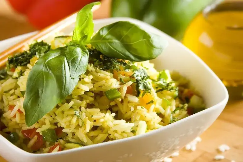 Zdjęcie Kolorowy ryż z warzywami dla dzieci: Pyszny i zdrowy obiad - przepis