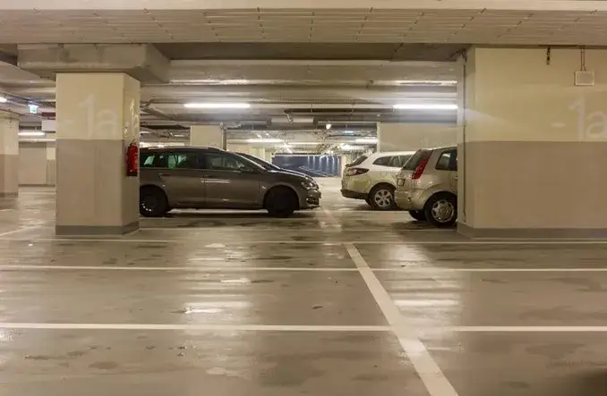 Zdjęcie Gdzie zaparkować przy dworcu Łódź Fabryczna? Bezpieczne opcje parkingowe