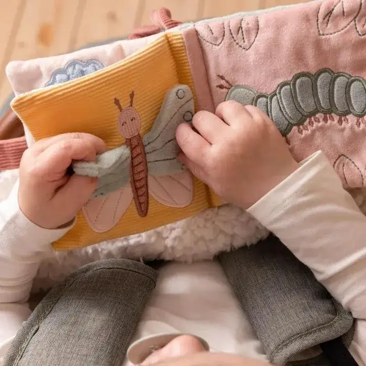 Zdjęcie Książeczka sensoryczna dla 2 latka: Jak wspiera rozwój dziecka