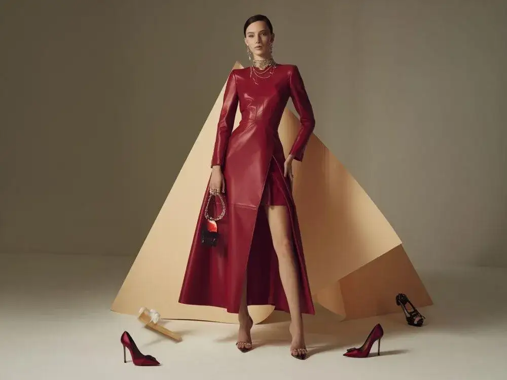 Zdjęcie Jaka biżuteria do czerwonej sukienki, aby uniknąć modowych wpadek?