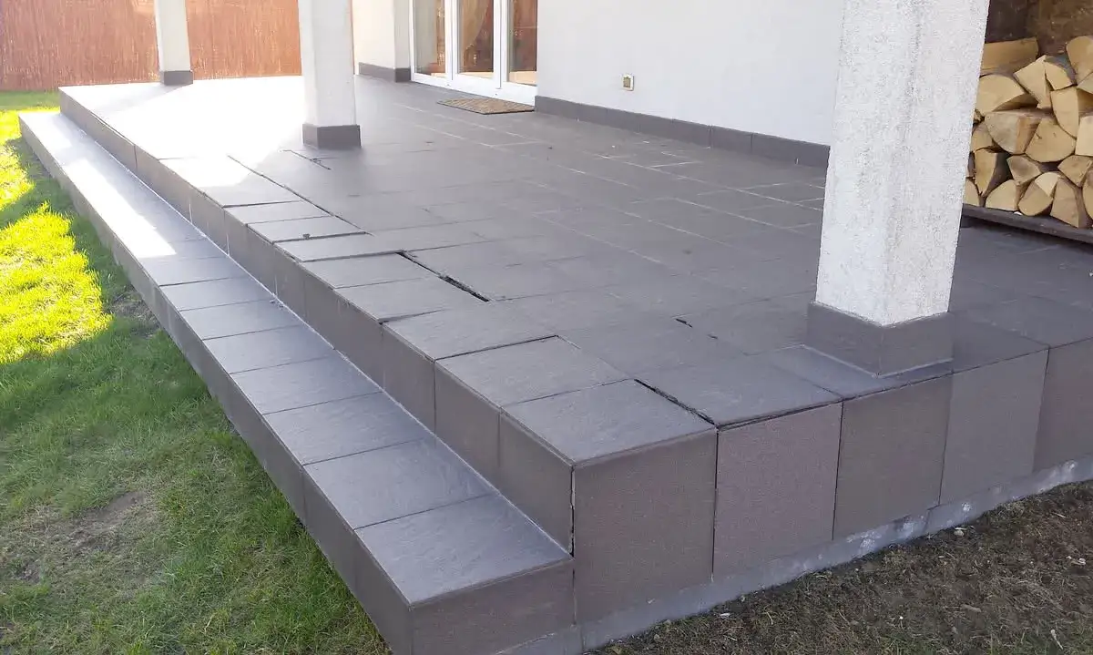 Zdjęcie Jak położyć kostkę na betonowym tarasie i uniknąć najczęstszych błędów