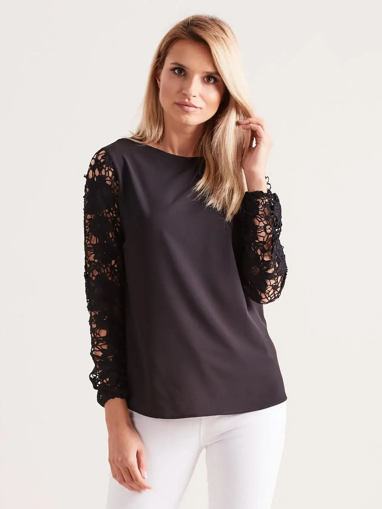 Zdjęcie Eleganckie bluzki damskie koronkowe, które dodadzą klasy każdej stylizacji
