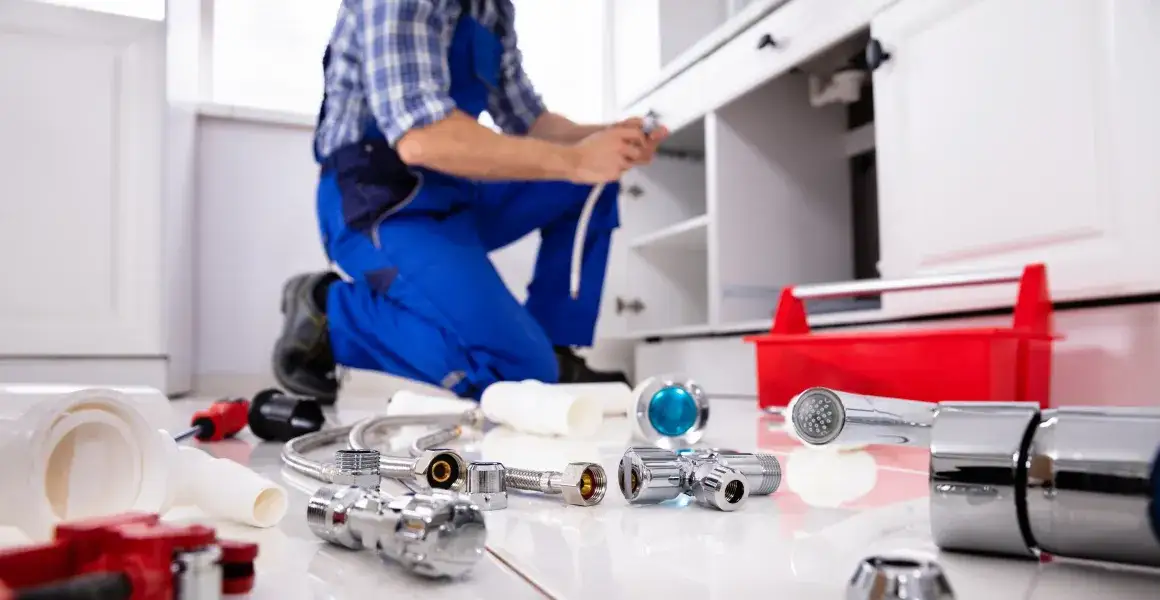 Zdjęcie Ile zarabia pomocnik hydraulika? Zaskakujące fakty o wynagrodzeniach