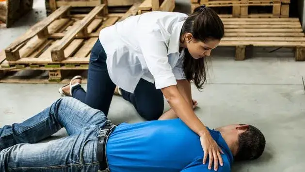 Zdjęcie Kiedy wezwać pogotowie do starszej osoby? Kluczowe objawy i sytuacje