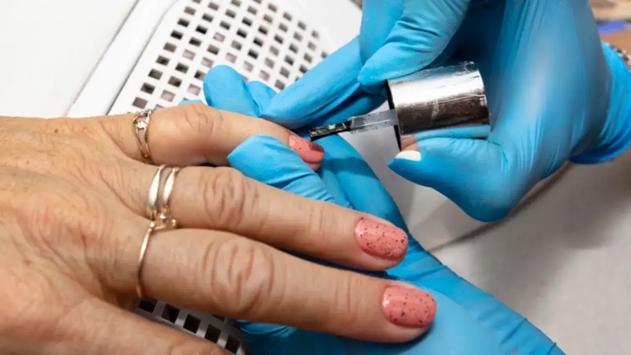 Zdjęcie Czy pracodawca może zakazać malowania paznokci? Sprawdź zasady i prawa