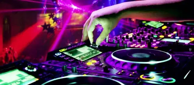 Zdjęcie DJ co to znaczy i jaką rolę odgrywa w świecie muzyki - Wszystko o DJ-ach