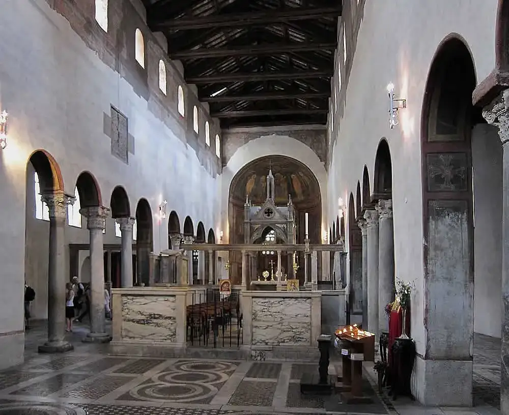 Zdjęcie Jakie dekoracje zdobiły wnętrza kościołów romańskich i ich znaczenie