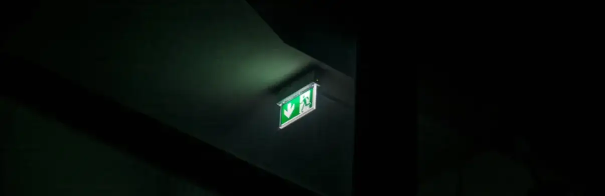 Zdjęcie Oświetlenie ewakuacyjne - gdzie jest wymagane i dlaczego to ważne