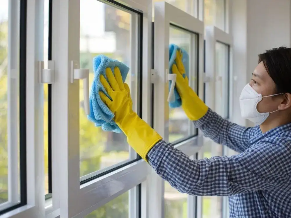 Zdjęcie Jak wyczyścić okna plastikowe? 7 skutecznych metod i porad