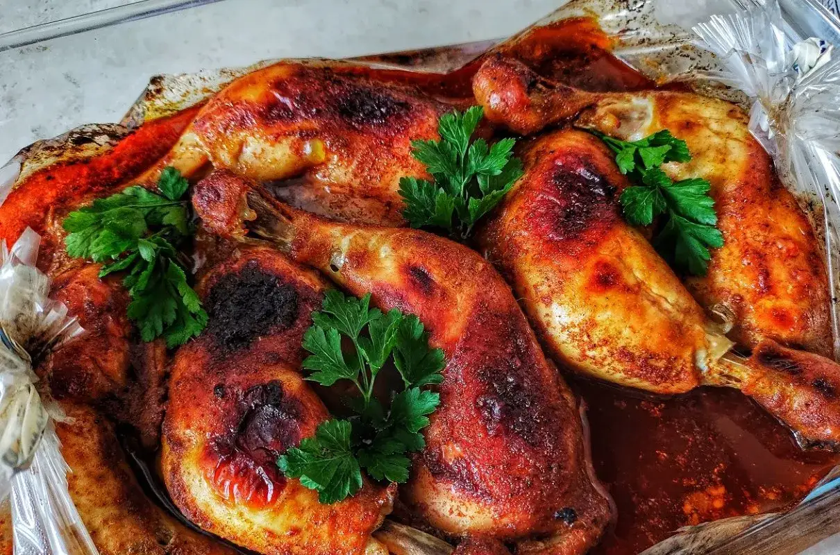 Zdjęcie Ile piec udka w rękawie, aby były soczyste i aromatyczne?