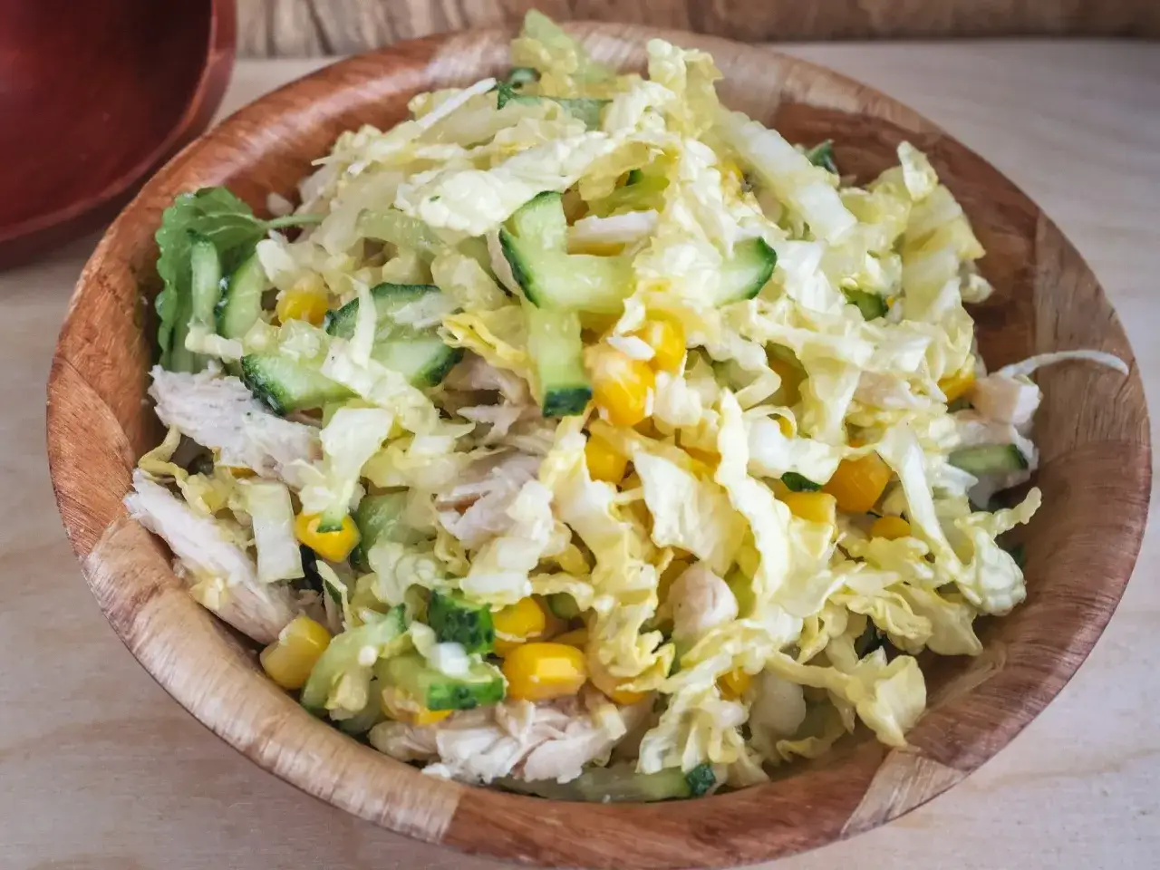 Zdjęcie Jaką sałatkę zrobić z kapusty pekińskiej? Pyszne przepisy na każdą okazję