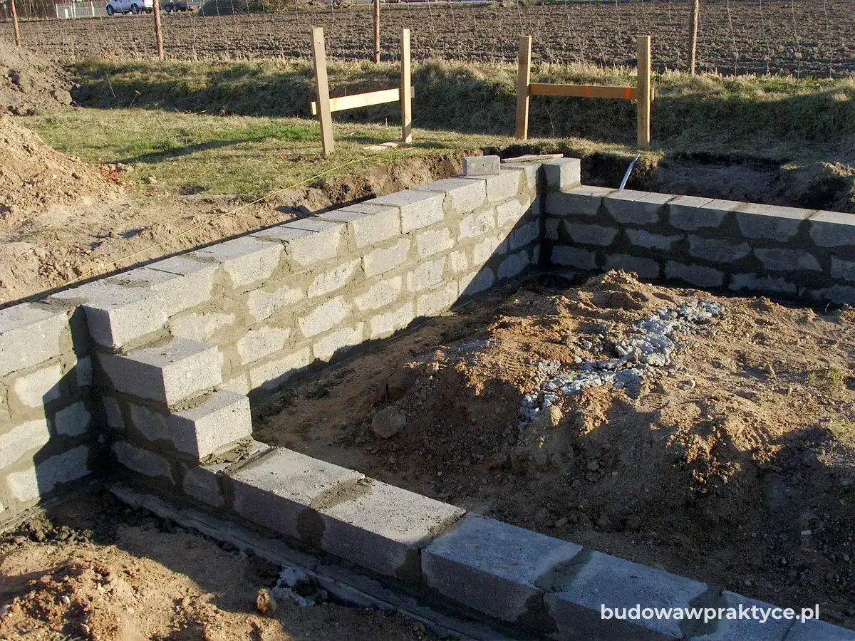 Zdjęcie Fundament z bloczków betonowych: 6 prostych kroków budowy