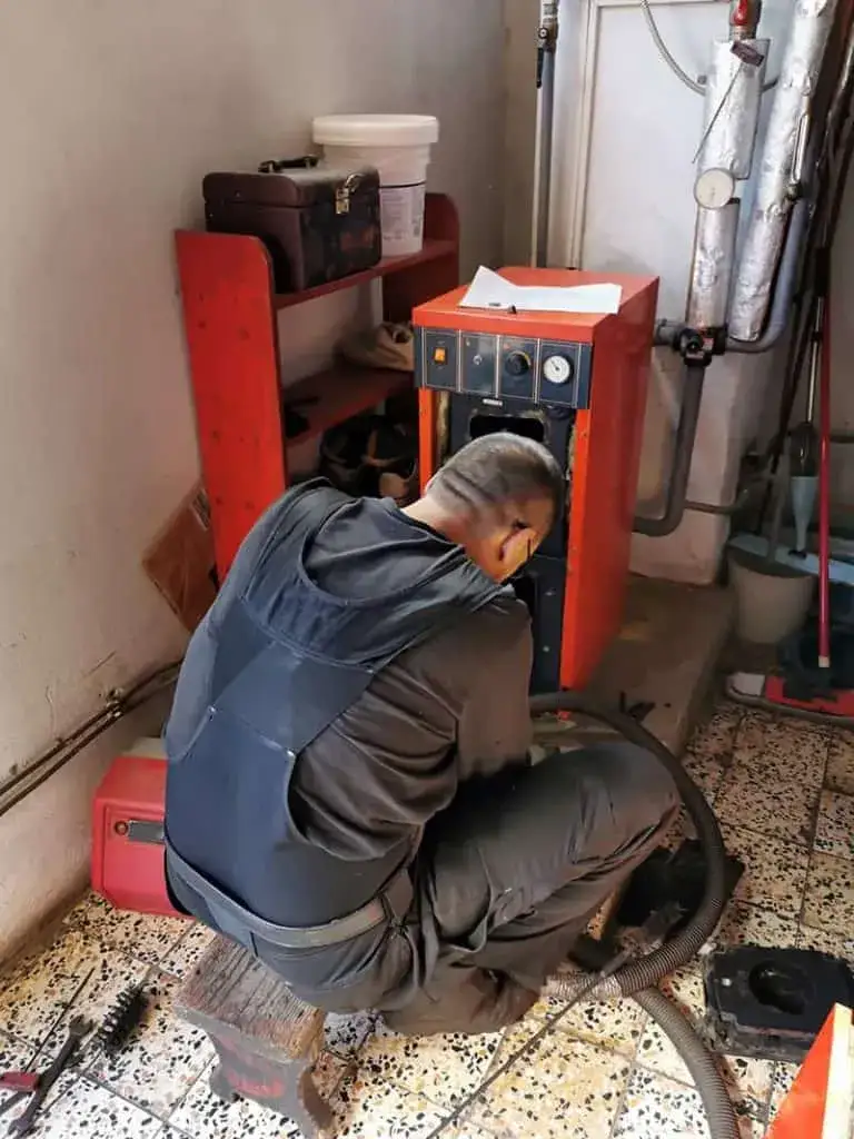 Zdjęcie Czy czyszczenie komina gazowego jest obowiązkowe? Wszystko o przepisach i bezpieczeństwie