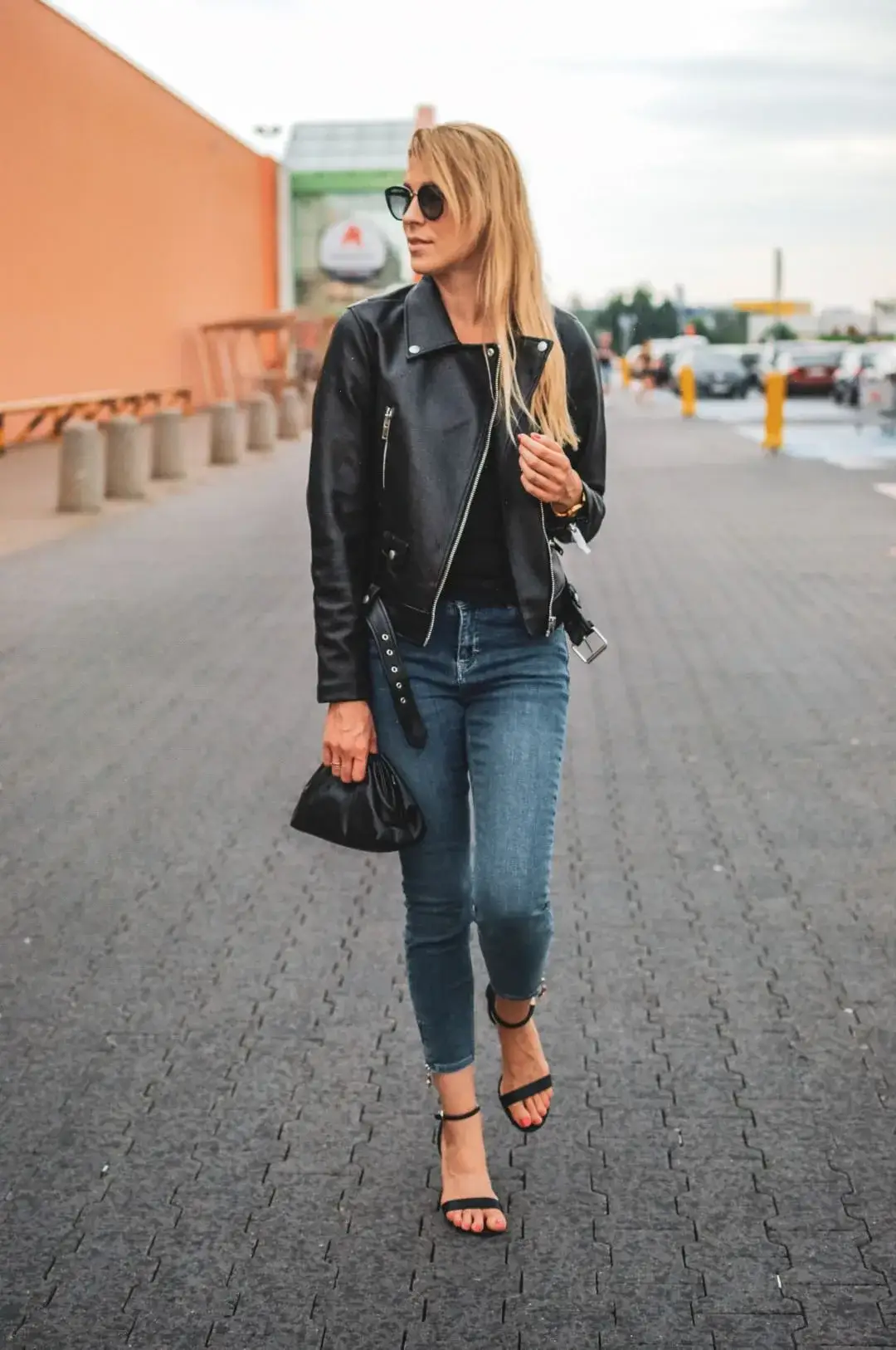 Zdjęcie Co ubrać do jasnych jeansów, aby wyglądać stylowo i modnie?