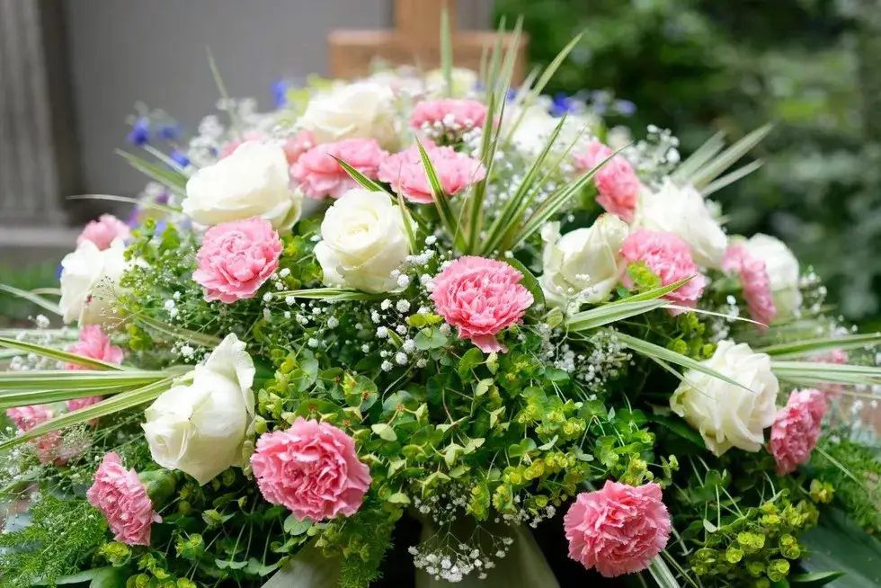 Zdjęcie Jak obciążyć stroik na cmentarz, aby nie przewrócił się w wietrze