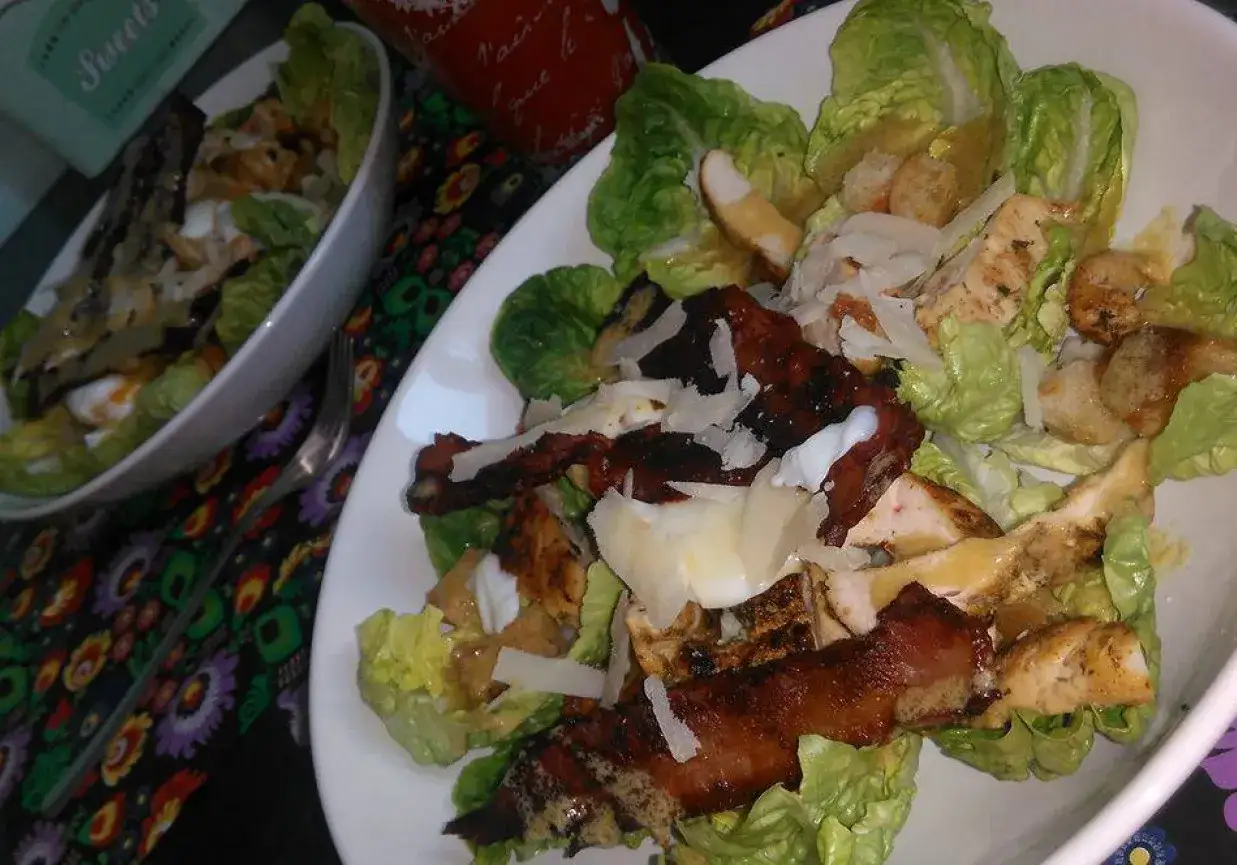 Zdjęcie Jak zrobić sos do sałatki cezar - proste przepisy i smaczne warianty