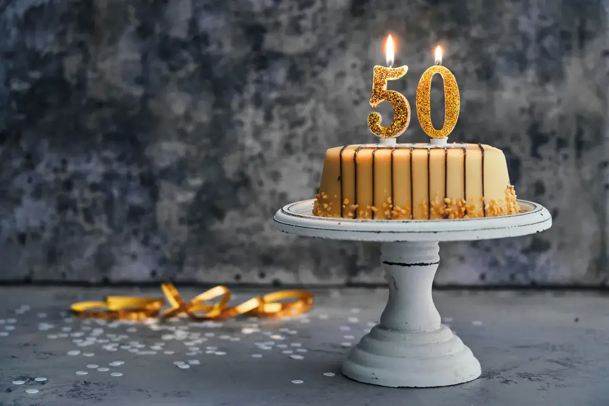 Zdjęcie Jak udekorować tort na 50 rocznicę ślubu, by zachwycić gości