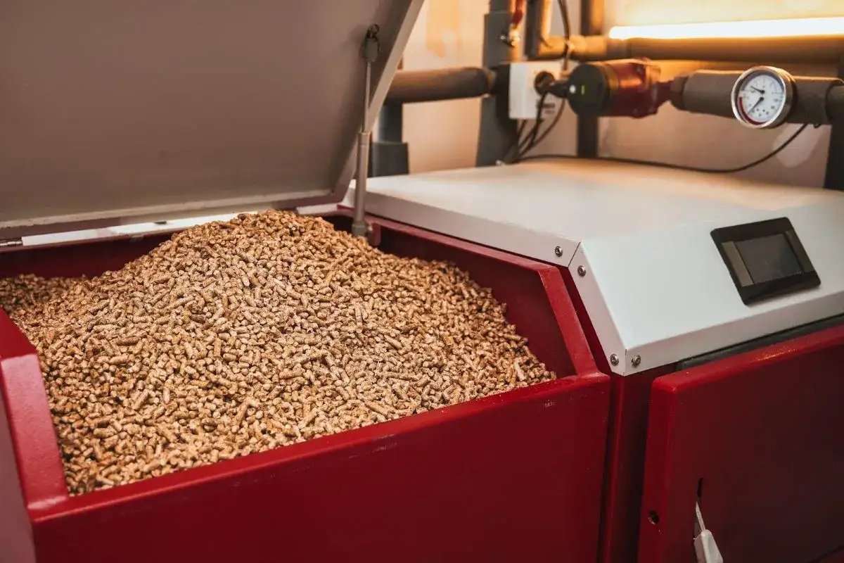 Zdjęcie Czy piec na pellet można wyłączać na noc bez ryzyka chłodzenia domu?