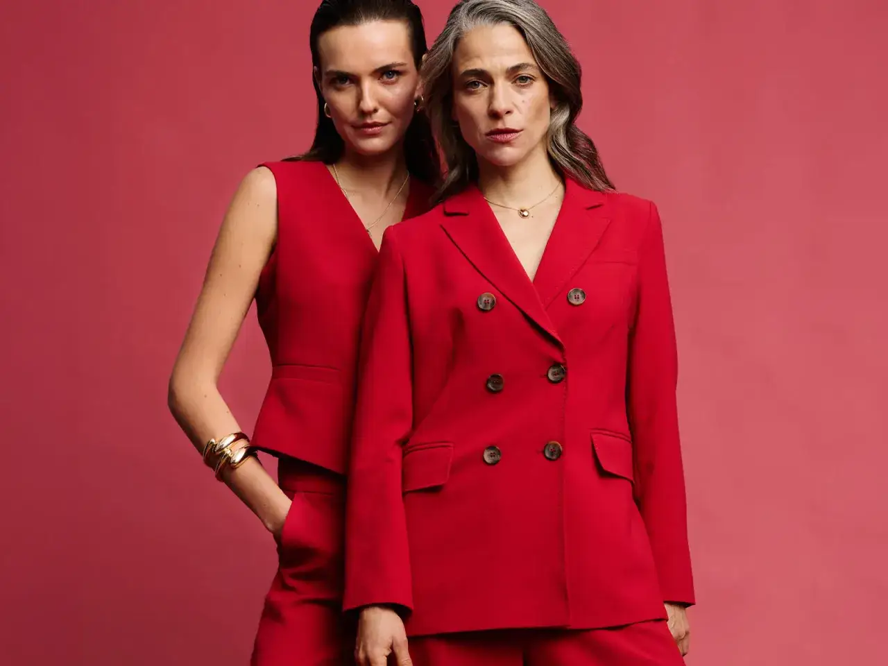 Zdjęcie Jaką bluzkę wybrać do czerwonego garnituru, by wyglądać świetnie?