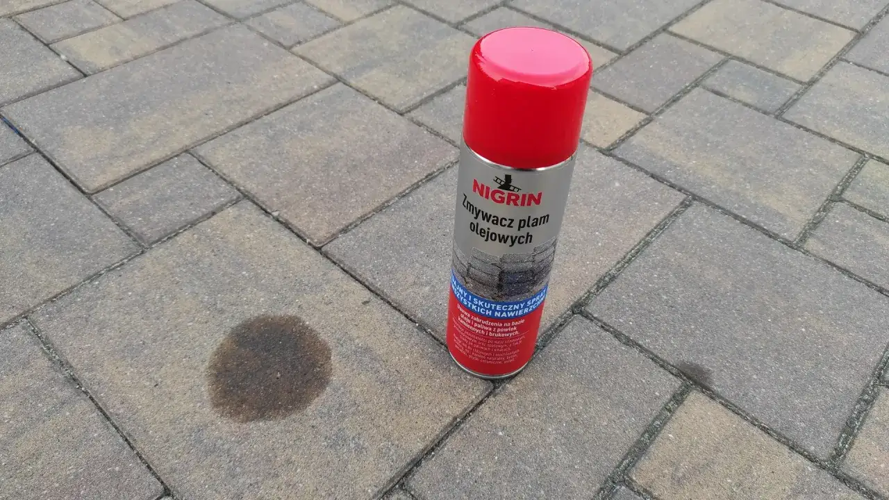 Zdjęcie Jak usunąć plamy z oleju silnikowego z asfaltu - skuteczne metody i porady