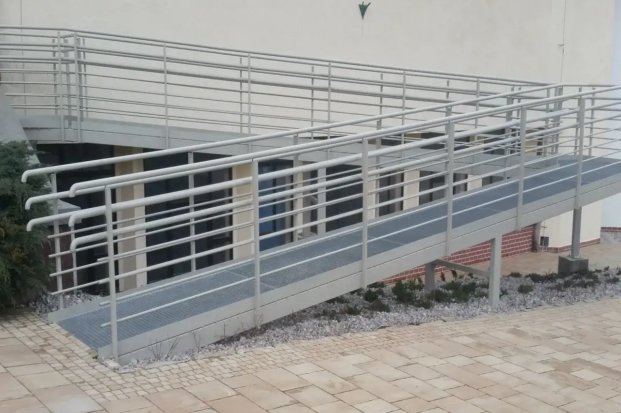 Zdjęcie Jak zrobić podjazd dla niepełnosprawnych - praktyczne porady i materiały