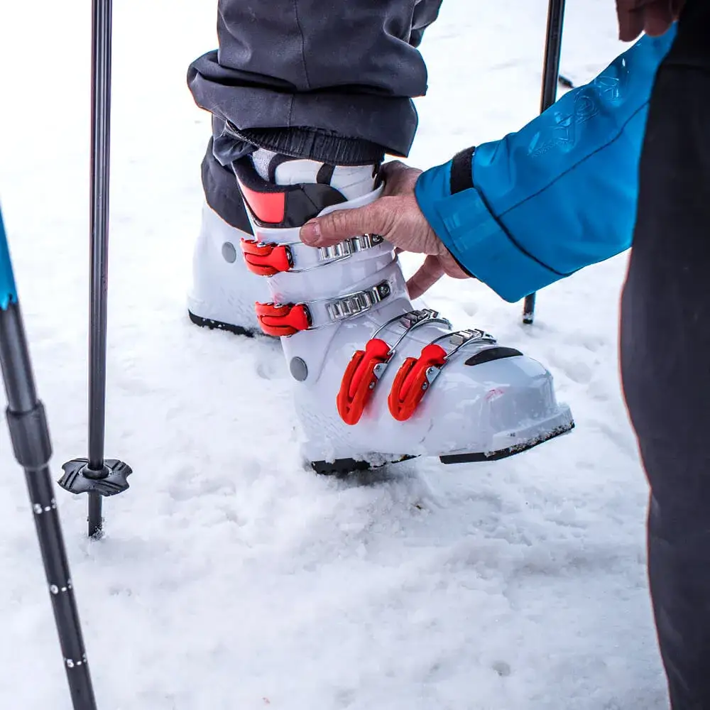 Zdjęcie Jak prawidłowo zapinać buty narciarskie, aby uniknąć błędów i poprawić komfort jazdy