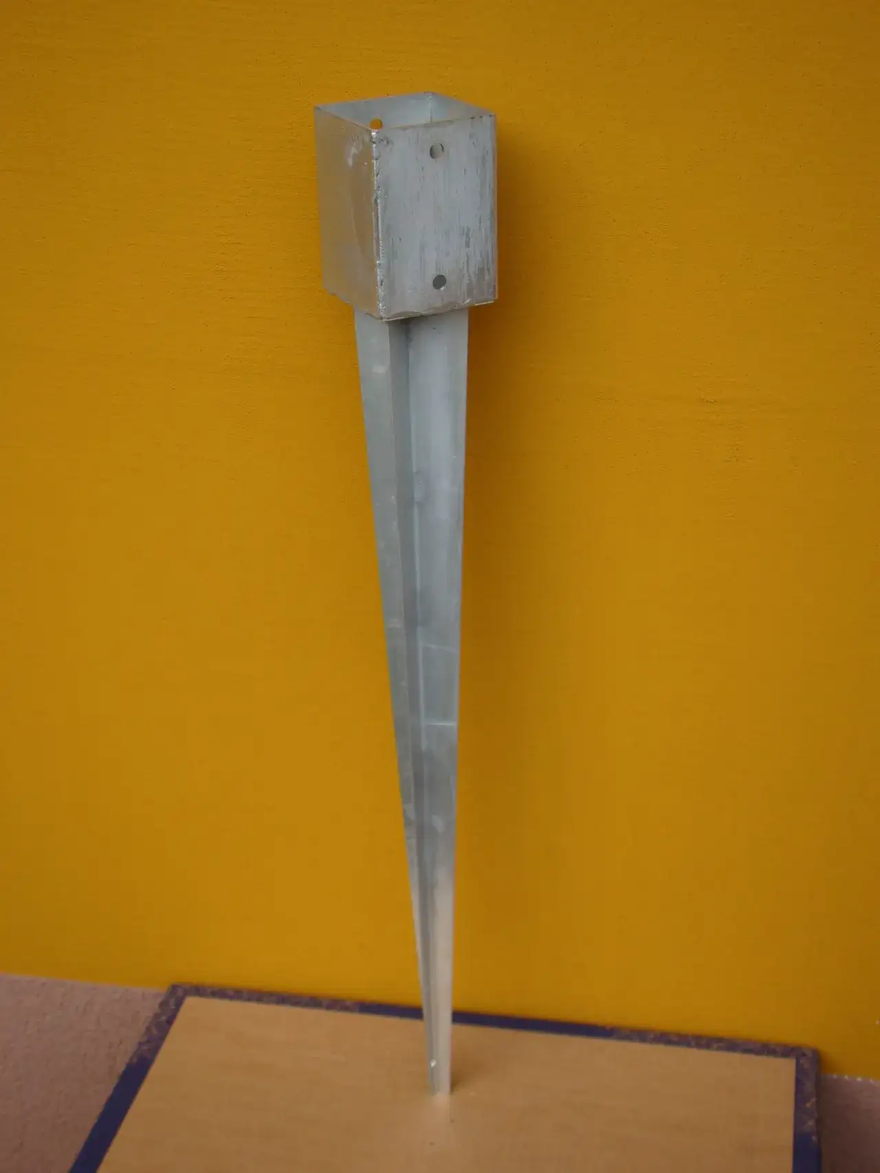 Zdjęcie Kotwa pod słupek 10x10: jak wybrać najlepszą? Porównanie i montaż