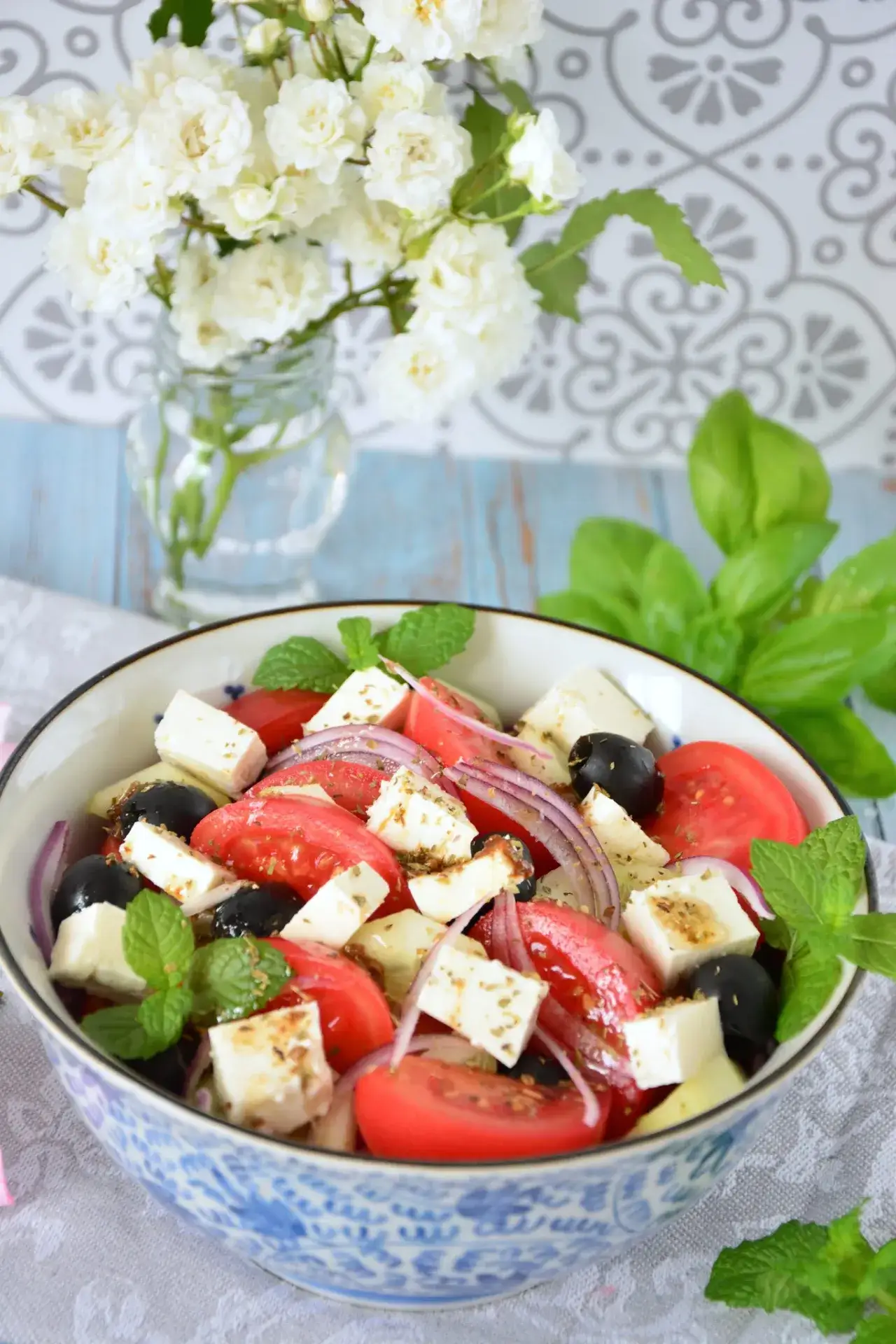 Zdjęcie Jak się robi sałatkę grecką – prosta i smaczna receptura na każdą okazję