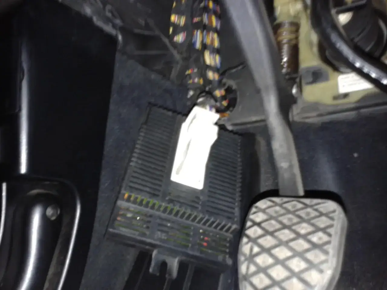 Zdjęcie Gdzie znajduje się moduł świateł w BMW E60? Oto istotne informacje