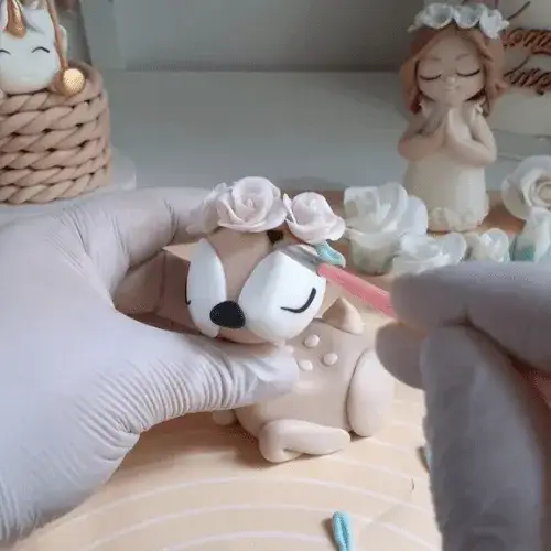 Zdjęcie Jak przykleić ozdoby z masy cukrowej do tortu bez problemów?