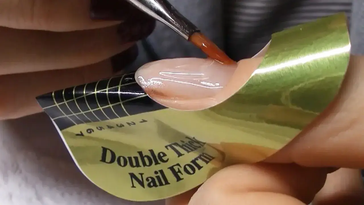 Zdjęcie Jak zrobić paznokcie żelowe w domu: 7 prostych kroków + porady