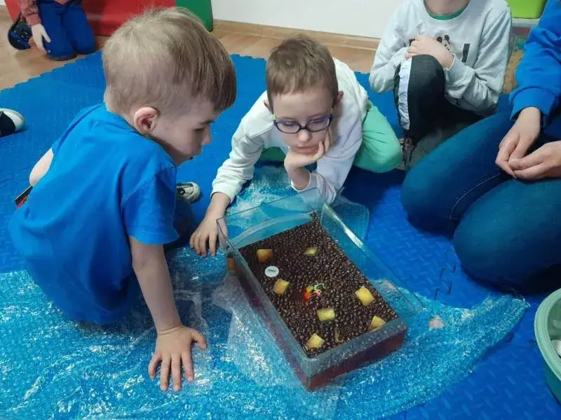 Zdjęcie Zabawy sensoryczne z galaretką: 7 pomysłów dla dzieci