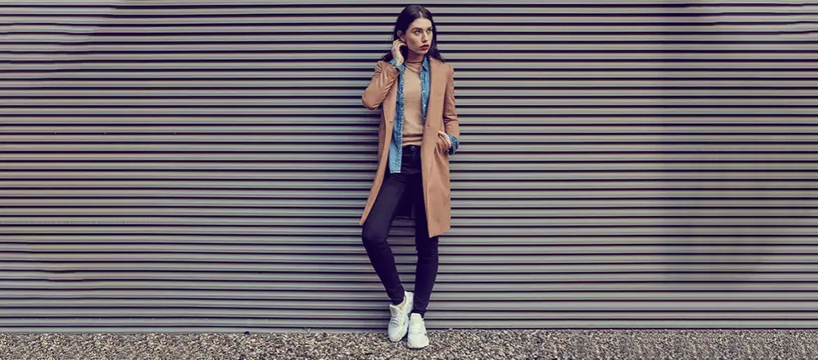 Zdjęcie Co ubrać do białych adidasów, aby wyglądać stylowo i modnie?