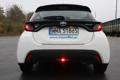 Zdjęcie Ile jest świateł cofania w toyocie yaris i jak je wymienić?