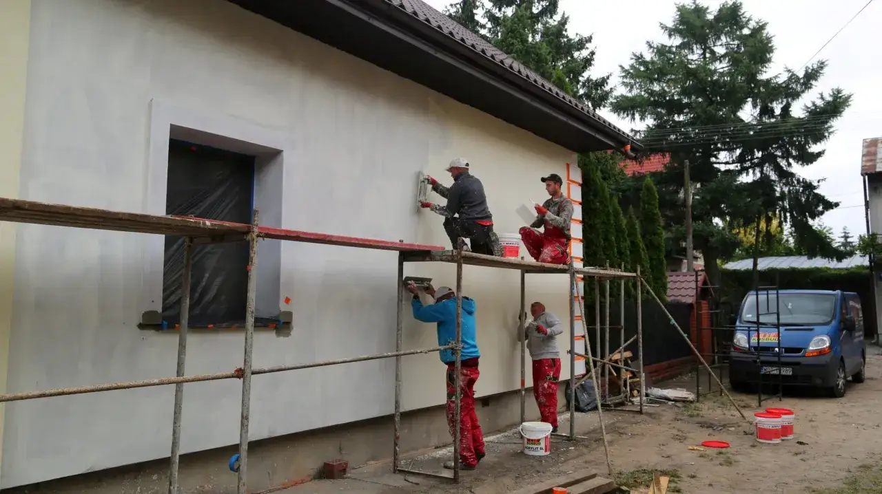 Zdjęcie Tynk SISI czy silikonowy - wybierz lepszą opcję dla swojego projektu