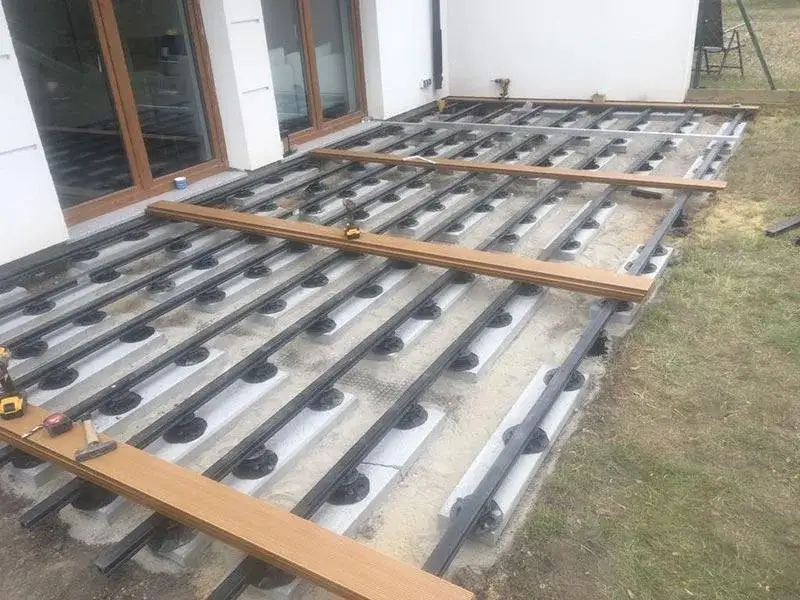 Zdjęcie Jak zbudować trwały taras drewniany na betonowej wylewce?