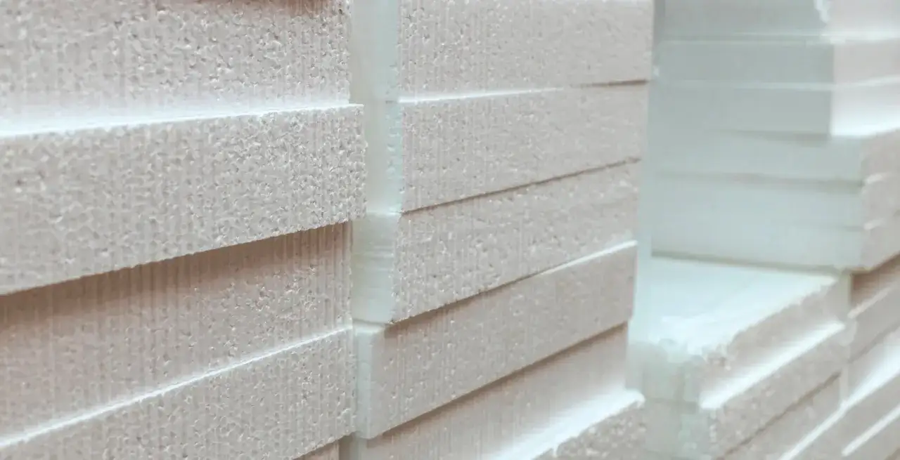 Zdjęcie Jaki styropian na ogrodzenie: wybierz najlepszy materiał do płotu