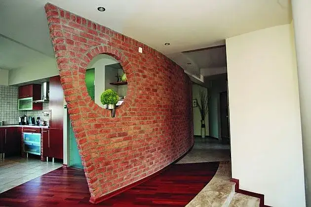 Zdjęcie Jak skutecznie wyciąć otwór w ścianie z cegły i uniknąć problemów