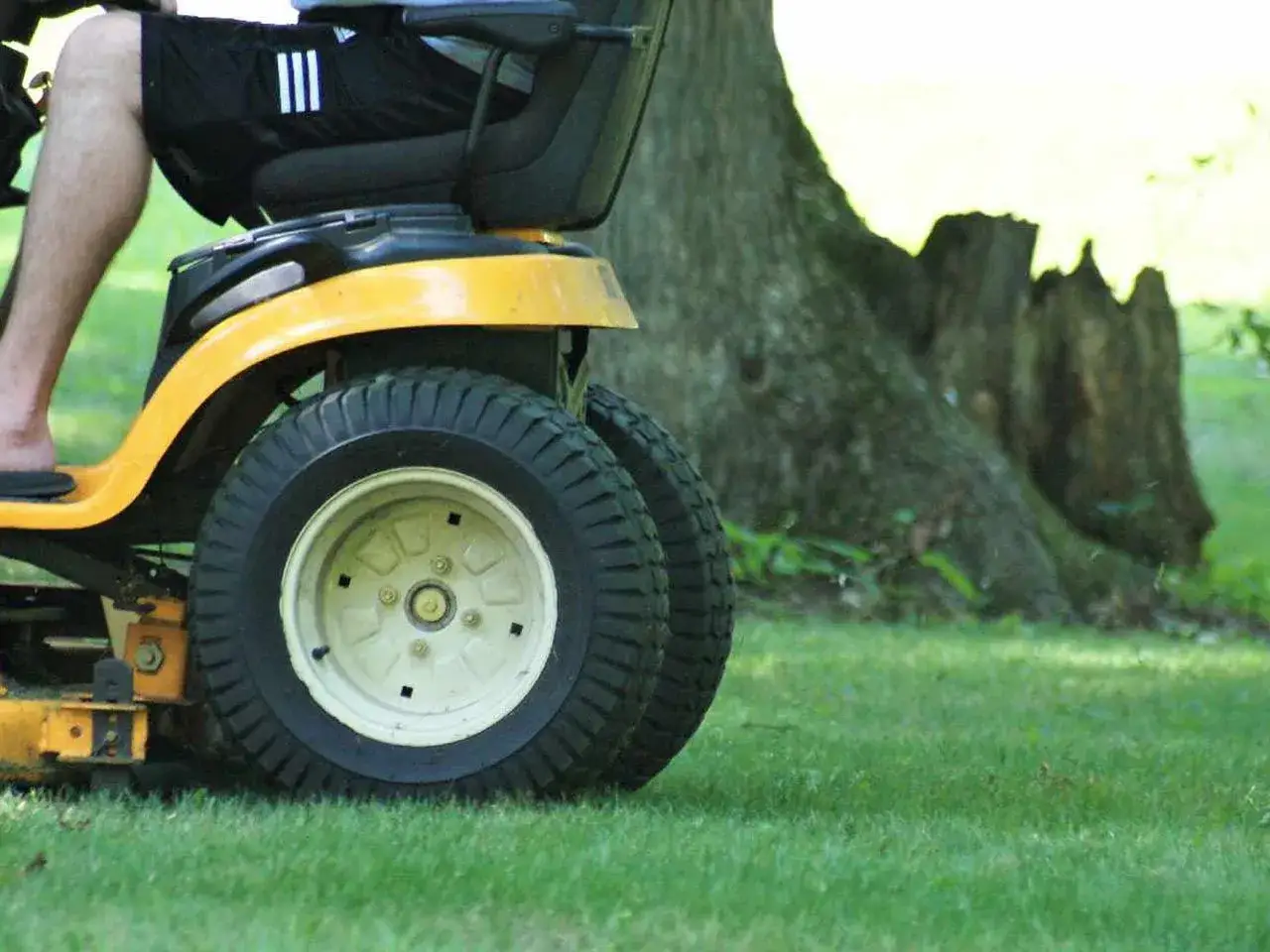 Zdjęcie Jaki olej do kosiarki traktorka – uniknij kosztownych błędów