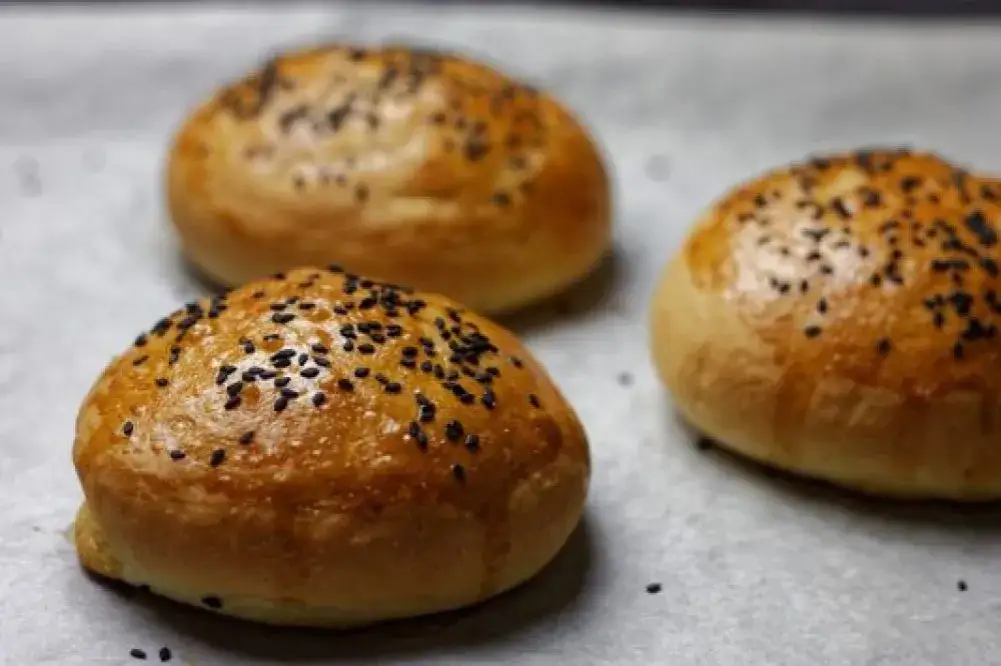 Zdjęcie Jak zrobić bułki do burgerów – proste przepisy na idealne bułki
