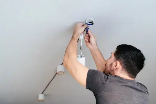 Zdjęcie Jak zamontować żyrandol bez wiercenia – proste metody bez uszkodzeń sufitu