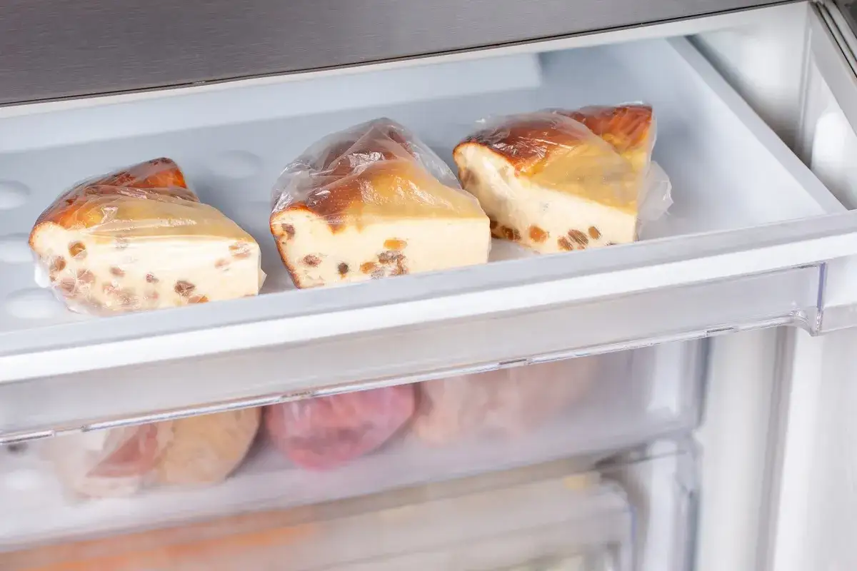 Zdjęcie Czy można zamrozić sernik z rosą? Sprawdź, jak to zrobić bez szkody