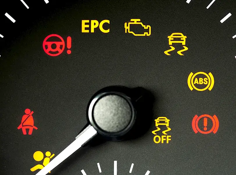 Zdjęcie Ikonki w samochodzie co oznaczają – uniknij poważnych problemów