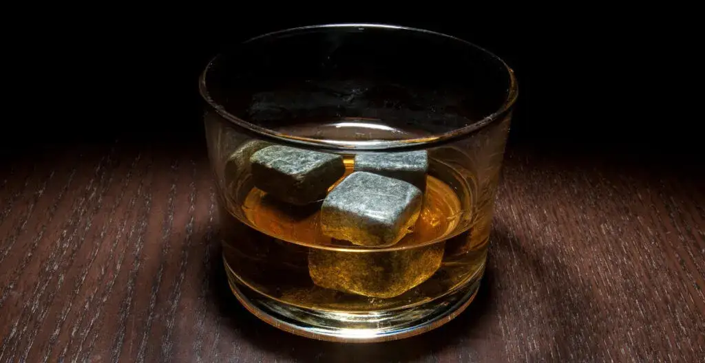 Zdjęcie Kamienie do whisky: steatyt czy granit - który wybór jest lepszy?