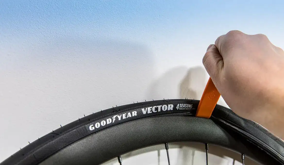 Zdjęcie Jak łatwo i bez uszkodzeń założyć oponę na felgę rowerową – krok po kroku