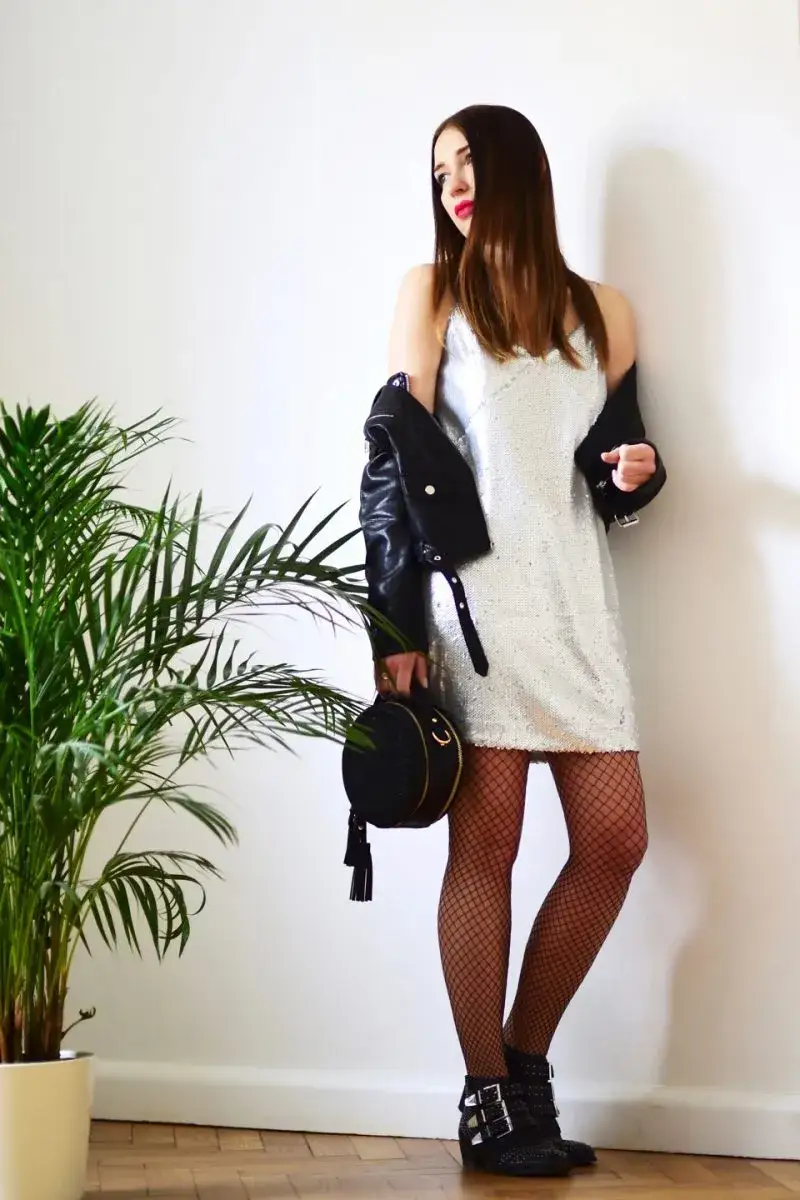 Zdjęcie Czy ramoneska pasuje do sukienki na wesele? Odkryj modowe triki